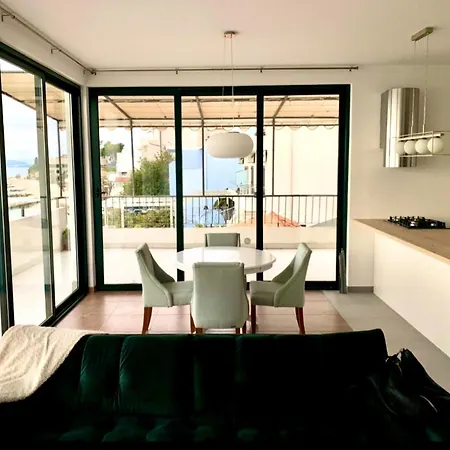 Luxurious Four Bedroom Penthouse Apartment Podstrana